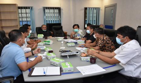 Di Polman Babel, Gubernur Erzaldi melakukan rapat dengan beberapa OPD di Ruang Rapat Polman Babel.