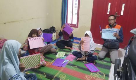 Di rumah saja sangat membosankan. Inilah yang dirasakan oleh sebagian besar anak saat beradadi rumah sedangkan kebijakan kembali masuk sekolah belum dapat dipastikan kapan akan dimulai. Melihat kondisi tersebut, Rumah Literasi Sregep Sinau binaan Rumah Zakat kemudian mengadakan berbagai kegiatan.