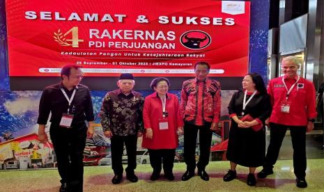 Di sela Rakernas IV PDIP tersebut, ada momen kebersamaan terlihat antara Megawati dan Jokowi. Termasuk dengan putranya Megawati, M. Prananda Prabowo dan putrinya Puan Maharani bersama Putra Presiden Joko Widodo atau Jokowi, Gibran Rakabuming Raka.