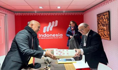 Di sela-sela agenda peresmian Pavilon Indonesia dalam event pertemuan World Economic Forum yang dihadiri 51 Kepala Negara di Davos, Swiss, Rabu (18/1), MenKopUKM Teten Masduki melakukan pertemuan dengan Magdi Batato, Chief Operating Officer Nestle Global bertempat di Pavilion Indonesia Davos. 