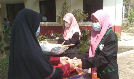 Di sela waktu libur sekolah, sejumlah siswa Sekolah Cendekia BAZNAS (SCB) memilih berjualan makanan siap saji di sekitar sekolah. Mereka dengan penuh semangat melayani para pembeli.