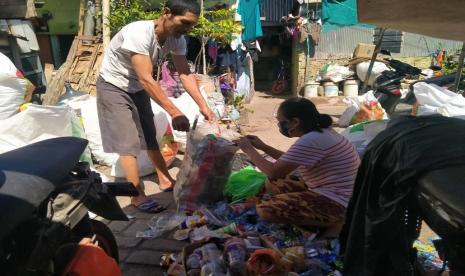 Di tangan Salbiawati Salim sampah anorganik disulap menjadi barang yang bernilai ekonomis. Nasabah Mekaar binaan PNM Kota Makassar ini bisa dibilang sukses menjadi pahlawan daur ulang dengan memproduksi kreasi produk. Mulai dari hiasan bunga, tas, hingga beragam furniture keren.