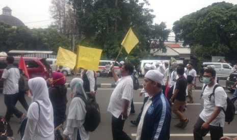 Di tengah iring-iringan massa aksi, ada juga sebagian dari mereka yang membawa bendera berwarna kuning bertuliskan nama Ahok saat berjalan menuju Masjid Istiqlal.