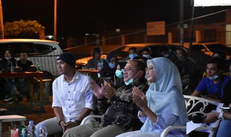 Di tengah kesibukan, Gubernur Kepulauan Bangka Belitung (Babel), Erzaldi Rosman beserta Ibu Melati Erzaldi menyempatkan diri menikmati suguhan penampilan sastra di atas panggung dari muda mudi Bangka Belitung dalam acara Aku Sajak dan Secangkir Kopi, Selasa (3/11) di Kedai Kopi Jugend Coffe. 