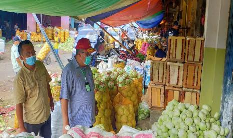 Di tengah musim kemarau tahun ini, produksi aneka jenis sayuran di berbagai sentra terpantau aman. Bahkan beberapa komoditas seperti kubis, sawi putih hingga bawang merah produksinya melimpah sehingga harganya cenderung turun. Seperti halnya di Majalengka, produksi sayuran tetap stabil memasok pasar lokal dan luar daerah. 