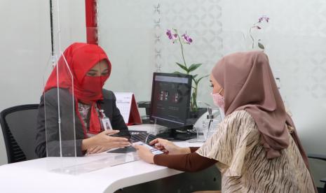 PT Bank Mandiri (Persero) Tbk memprediksi pertumbuhan kredit industri perbankan mengalami kontraksi minus satu pada akhir tahun ini. Proyeksi tersebut karena sampai Oktober 2020 penyaluran kredit perbankan nasional masih terkoreksi minus 0,5 persen (yoy) menjadi Rp 5.480,3 triliun. 