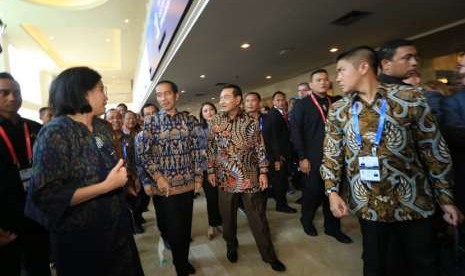 Di tengah penyelenggaraan Pertemuan Tahunan IMF-WB hari ke 5, Presiden Joko Widodo bersama beberapa Menteri Kabinet Kerja menyempatkan diri untuk meminum kopi yang disediakan oleh booth BRIKOPI di BNDCC.