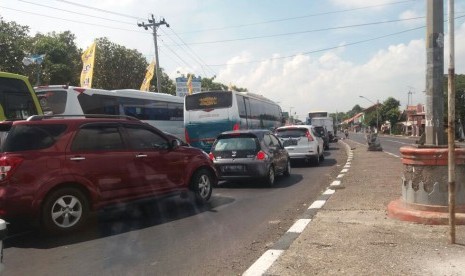 Di tiga ruas jalan (Brebes Timur-Kabupaten Tegal, menjelang masuk Kota Tegal, dan di Wiradesa-Kabupaten Pekalongan) antrean kendaraan cukup panjang. 