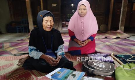 Di usianya yang telah menginjak 90 tahun, Nenek Misringah menjadi calon jamaah haji (Calhaj) tertua di Kabupaten Ponorogo pada musim haji 2025.