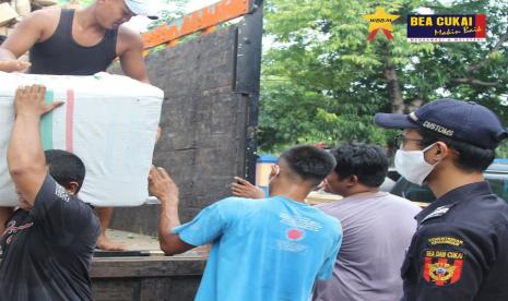 Di wilayah pengawasan Bea Cukai Kudus, petugas masih menemukan pelanggaran produksi rokok tanpa menggunakan pita cukai dan rokok yang dilekati pita cukai palsu. Seperti pada Rabu (15/04), petugas berhasil mengamankan sebuah truk yang digunakan untuk mengangkut rokok ilegal.