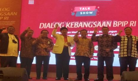 Dialog Kebangsaan BPIP Hasilkan 14 Poin Pedoman Penggunaan Media Sosial. Foto: Dialog Kebangsaan BPIP Angkat Tema Moderasi Beragama dan Etika Media Sosial. Foto: Foto: Unsur pimpinan BPIP, UIN Sunan Kalijaga, dan menteri agama RI 2014-2019 saat berpose di Dialog Kebangsaan BPIP.