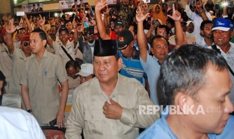 Dialog Kebangsaan Prabowo. Capres nomor urut 02 Prabowo Subianto (tengah) menghadiri Dialog Kebangsaan di GOR Kota Mojokerto, Jawa Timur, Ahad (24/2/2019).