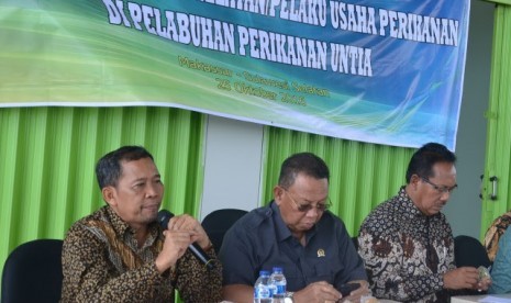  Dialog Tim Kunjungan Kerja Spesifik Komisi IV DPR yang dipimpin I Made Urip selain mengunjungi Pelabuhan Perikanan Untia.