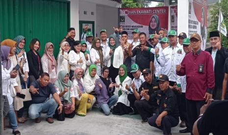 Dian Ekawati resmi meluncurkan Dian Ekawati Center di kediamannya di Perum Mutiara Bekasi Jaya, Sindang Mulia, Cibarusah.