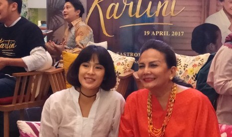 Arsip foto: Dian Sastrowardoyo dan Christine Hakim, pemeran di film biopik Kartini.