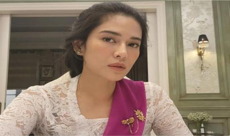 Dian Sastrowardoyo mengenakan busana kebaya. Selain Dian, ada beberapa artis yang terlihat sering mengenakan kebaya.