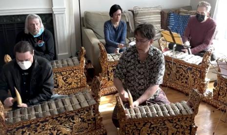  Dibentuk 2003, Genta Kasturi yang kini seluruh anggotanya warga Amerika ini melestarikan tradisi gamelan Bali di Kansas City.