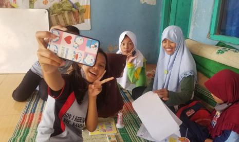 Dibimbing oleh Dwi Utami, anak-anak Sekolah Dasar di Desa Kedungumpul melaksanakan kegiatan belajar bersama pada Jum’at (04/09). Tidak hanya itu, dalam kegiatan kali ini, anak-anak nampak memakai seragam olah raga sekolah mereka.