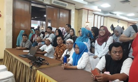 Dibuka sekitar pukul 14.10 WIB, tempat donor darah pada kegiatan Dzikir Nasional langsung diserbu peserta dzikir yang dilakukan di Masjid At-Tin, Jakarta Timur, Ahad (31/12). 