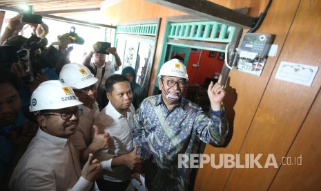 Didampingi General Manager PLN Distribusi Jabar Iwan Purwana (kiri) dan Direktur Bisnis Regional Jawa Bagian Tengah PLN Amir Rosidin dan pemilik rumah, Wagub Jabar Deddy Mizwar meninjau rumah yang sudah dipasangi instalasi listrik pada peresmian Jaringan Listrik Pedesaan Untuk 233 Dusun di Wilayah PLN Distribusi Jawa Barat, di Dusun Cipalangka, Desa Tanjungkarang, Kecamatan Cigalontang, Kabupaten Tasikmalaya, Rabu (2/11).