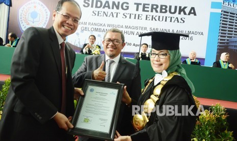 Di dampingi Gubernur Jabar Ahmad Heryawan, Dirut Bank BJB Ahmad Irfan (kiri) dan Ketua STIE Ekuitas Ina Primiana (kanan) memegang piagam perjanjian kerja sama pada Wisuda Magister, Sarjana, dan Ahli Madya STIE Ekuitas). (Ilustrasi)