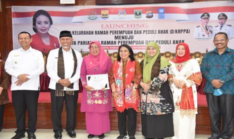 Didampingi Gubernur Sumatera Barat (Sumbar), Buya Mahyeldi, Menteri Pemberdayaan Perempuan dan Perlindungan Anak (PPPA) RI I Gusti Ayu Bintang Puspayoga meluncurkan Desa/Kelurahan Ramah Perempuan dan Peduli Anak (D/KRPPA) Menuju Kota Pariaman Ramah Perempuan dan Peduli Anak, di Aula Kantor Walikota Pariaman, Rabu (7/12/2022).