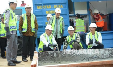 Didampingi para pejabat lainnya, Menteri PUPR Basuki Hadimujono melakukan pengecoran pertama teknologi Mortar Busa pada Ground Breaking Jembatan Layang (Flyover) Antapani, Kota Bandung, Jumat (10/6). (Republika/Edi Yusuf)