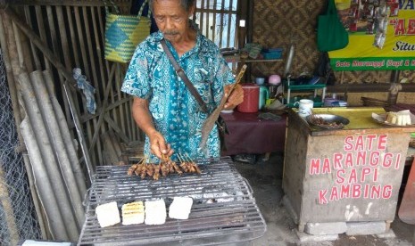 Didi Rosidi (63 tahun) pedagang satai maranggi Situ Wanayasa, sedang membakar satai, Senin (2/1).