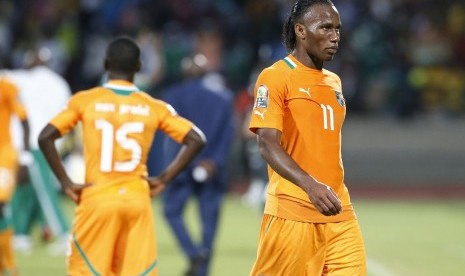 Didier Drogba berjalan lesu setelah Pantai Gading ditaklukkan Nigeria di perempat final Piala Afrika 2013 sehingga gagal mengulang prestasi menembus final Piala Afrika 2011.