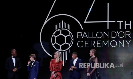  Didier Drogba (dari kiri), Luka Moric, Ada Hegerberg, Kylian Mbappe dan Sandy Heribert  pada malam penganugerahana  Ballon dOr 2019 di Theatre du Chatelet, Paris, Perancis, (3/12) dinihari.