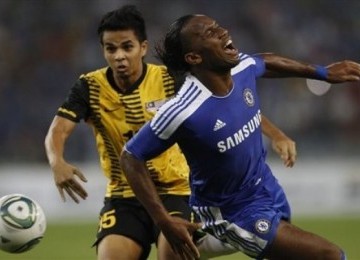 Didier Drogba dilanggar Mohamad Amer Saidin