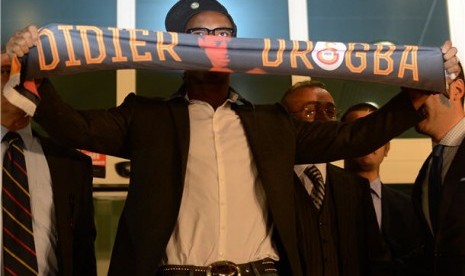 Didier Drogba, mantan striker Chelsea, menyapa suporter Galatasaray saat tiba di Bandara Ataturk, Istanbul, Turki.