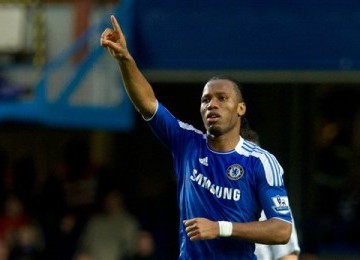 Didier Drogba, striker Chelsea, melakukan selebrasi usai mencetak gol penalti saat menghadapi Aston Villa di Stamford Bridge, London, Sabtu (31/12). 