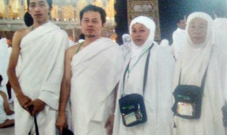 Didin Sirodjudin AR berhaji bersama keluarga pada tahun 1994. Ongkos hajinya didapat dari kemampuan dia menulis kaligrafi ayat Alquran.