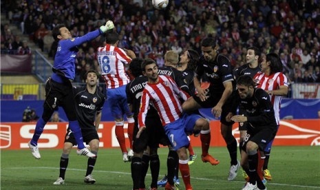  Diego Alves (kiri), kiper Valencia, berjibaku menyelamatkan gawangnya saat menghadapi tuan rumah Atletico Madrid di leg pertama babak semifinal Liga Europa di Stadion Vicente Calderon, Madrid, Kamis (19/4).