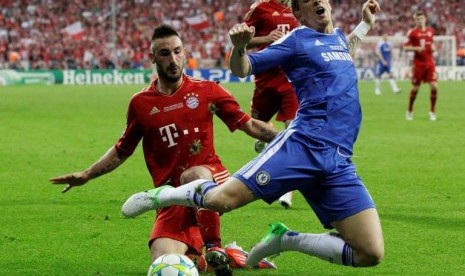 Diego Contento (Merah) melakukan aksi tackle terhadap penyerang Chelsea, Fernando Torres dalam laga final Liga Champions 19 Mei 2012