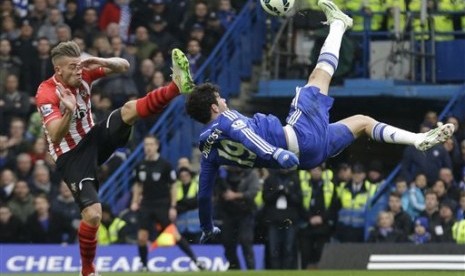 Diego Costa (biru) melepaskan tendangan salto.