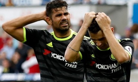 Diego Costa dan Oscar kecewa setelah Chelsea ditahan imbang Swansea City 2-2.