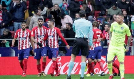 Diego Costa (kedua kiri) merayakan golnya bersama Getafe dengan rekan-rekannya dalam pertandingan La Liga di Wanda Metropolitano, Sabtu (6/1). Atletico menang 2-0.