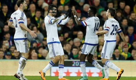 Diego Costa (kedua kiri) merayakan golnya ke gawang Norwich City bersama rekan-rekannya.