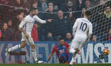 Diego Costa (kiri) seusai membobol gawang Crystal Palace.