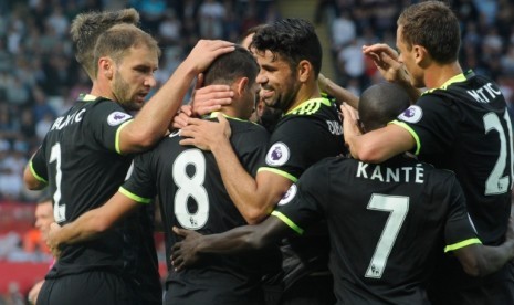 Diego Costa (tengah) dikerubuti pemain Chelsea setelah mencetak gol ke gawang Swansea City pada laga 11 September 2016. Pada malam ini kedua tim akan kembali bertemu..