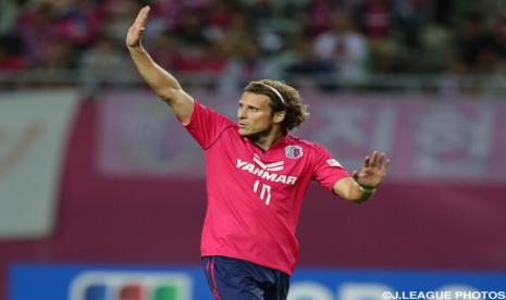 Diego Forlan saat membela Cerezo Osaka di J League.