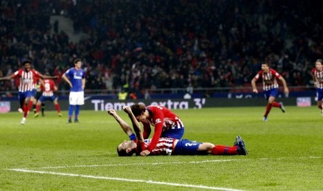 Diego Godin berbaring merayakan gol yang dicetaknya untuk membawa Atletico Madrid mengalahkan Athletic Bilbao 3-2.