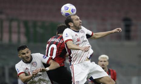 Diego Godin dari Cagliari, melakukan sundulan dengan Hakan Calhanoglu dari AC Milan saat pertandingan sepak bola Serie A antara AC Milan dan Cagliari, di stadion San Siro di Milan, Italia, beberapa waktu lalu.