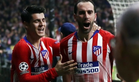 Diego Godin (kanan).