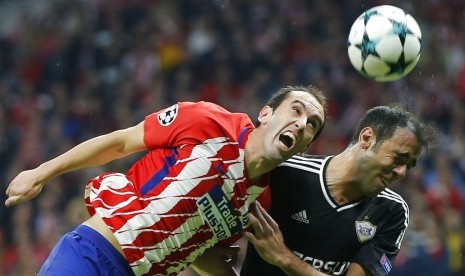 Diego Godin (kiri).