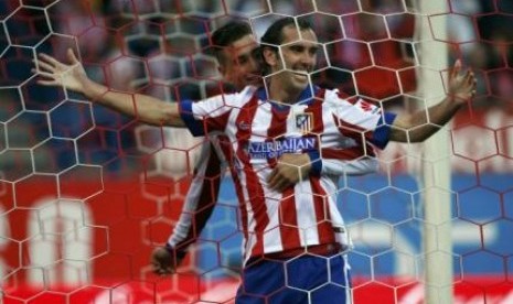 Diego Godin melakukan selebrasi setelah mencetak gol ke gawang Malaga, Sabtu (22/11).