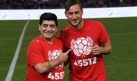 Diego Maradona (kiri) dan Francesco Totti.