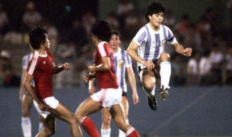 Diego Maradona saat melawan timnas Indonesia U-19 di Piala Dunia U-20 1979.  Baca selengkapnya: https://www.indosport.com/sepakbola/20201126/diego-maradona-dan-indonesia-momen-langka-di-piala-dunia-u-20-1979.